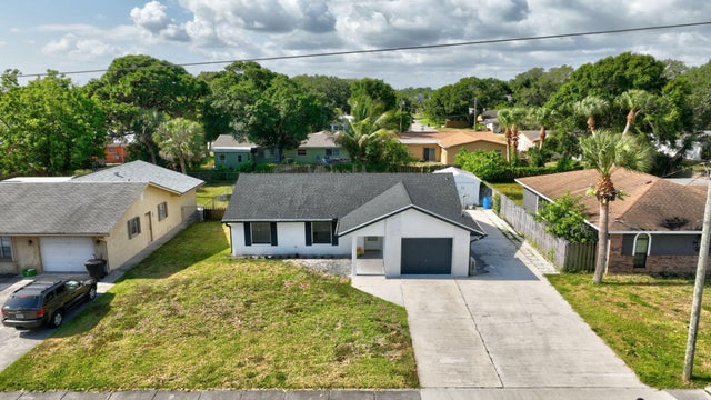 2 of 44 - 717 Holly Avenue, Fort Pierce, FL