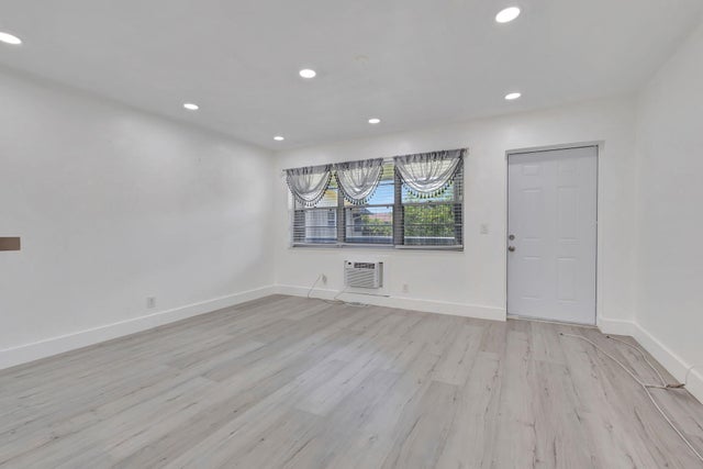 3 of 23 - 110 Dorchester E, West Palm Beach, FL