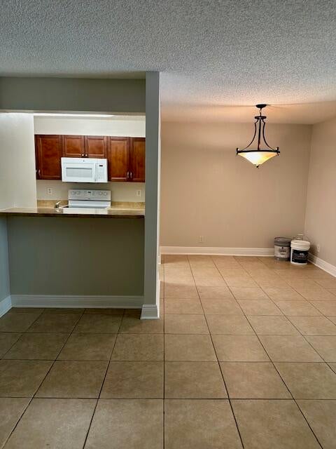 4 of 15 - 915 Meadows Cir, Boynton Beach, FL