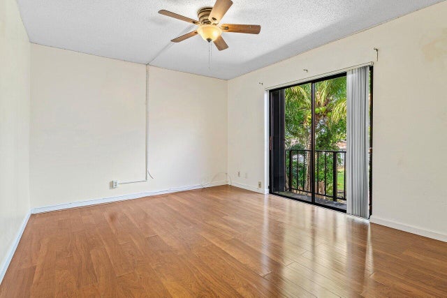 3 of 18 - 853 Springdale Cir, Palm Springs, FL