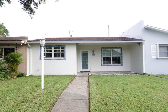 1 of 30 - 810 N Golf Drive, Hollywood, FL