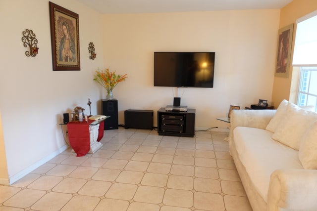 5 of 30 - 810 N Golf Drive, Hollywood, FL
