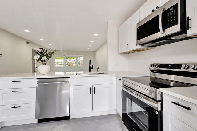 4 of 24 - 551 Covered Bridge Blvd, Lake Worth, FL