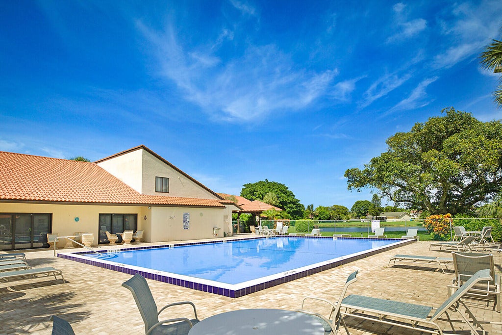 9 Via De Casas Sur #203, Boynton Beach