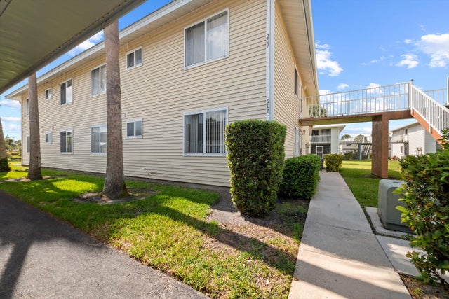3 of 50 - 210 Se Village Drive #210, Port Saint Lucie, FL