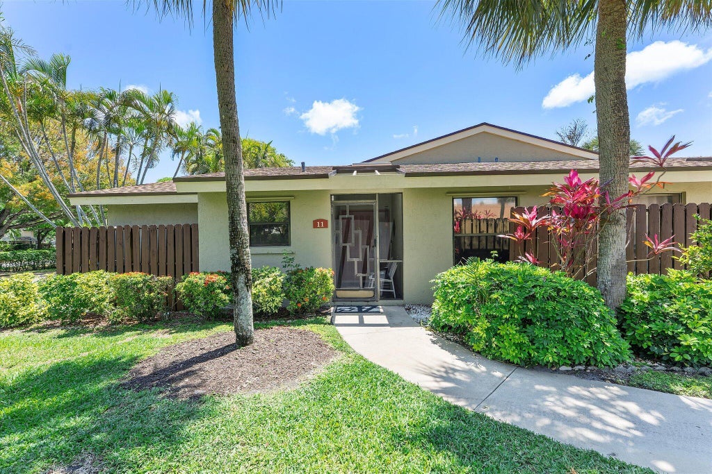11 Meadows Dr, Boynton Beach