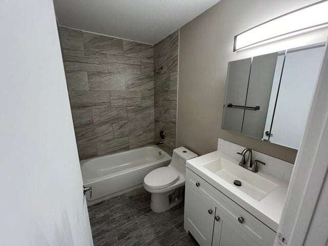 5 of 7 - 1432 Meadows Cir W, Boynton Beach, FL