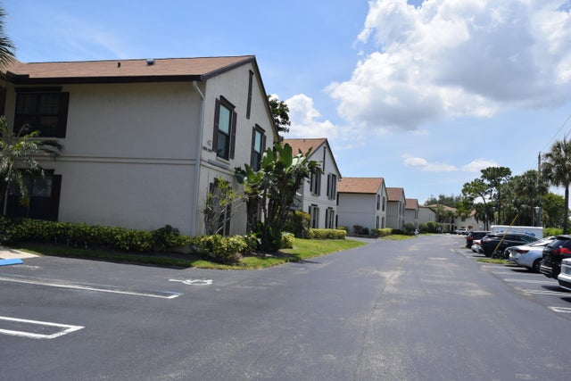 4 of 14 - 3353 Jog Park Dr, Greenacres, FL