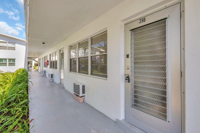 4 of 47 - 398 Sheffield Q, West Palm Beach, FL