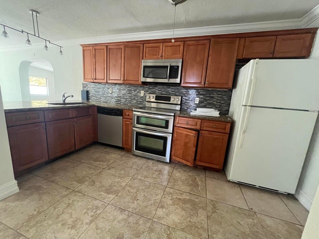 4 of 15 - 711 Fernwood Drive, West Palm Beach, FL