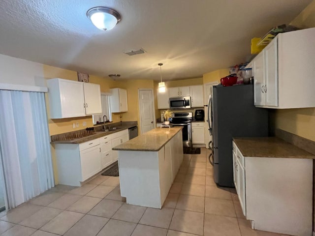 3 of 8 - 991 Se Bywood Av, Port Saint Lucie, FL