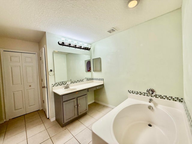 4 of 31 - 991 Se Bywood Avenue, Port Saint Lucie, FL