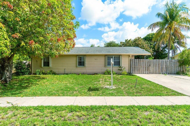 1 of 27 - 1441 W Hardee St, Lantana, FL