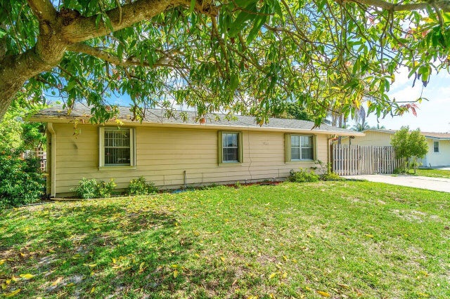 2 of 27 - 1441 W Hardee St, Lantana, FL