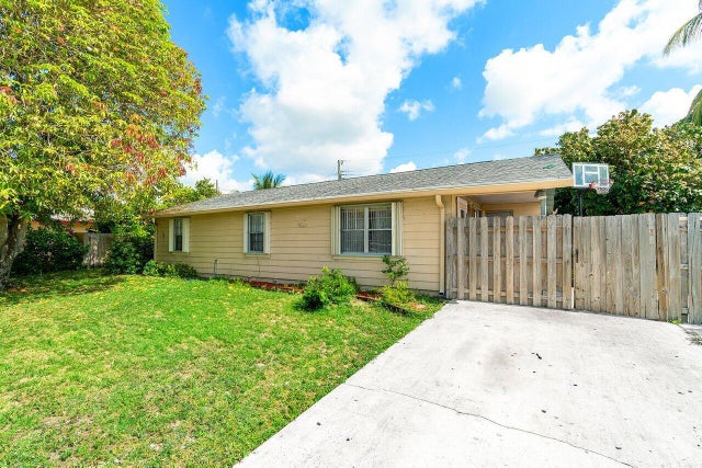3 of 27 - 1441 W Hardee St, Lantana, FL