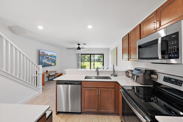 4 of 31 - 5050 Genove Pl, Riviera Beach, FL