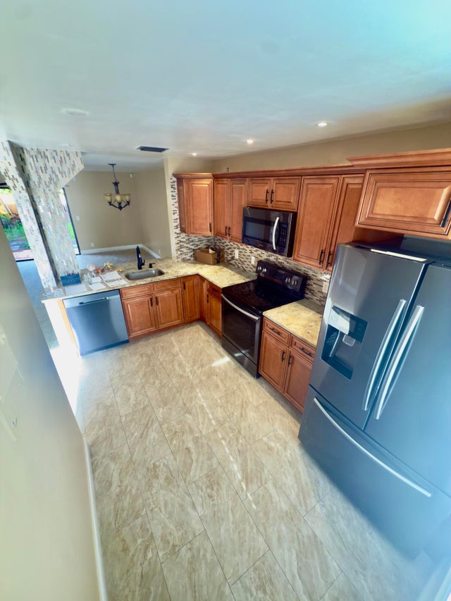 3 of 21 - 799 Hill Dr #f, West Palm Beach, FL