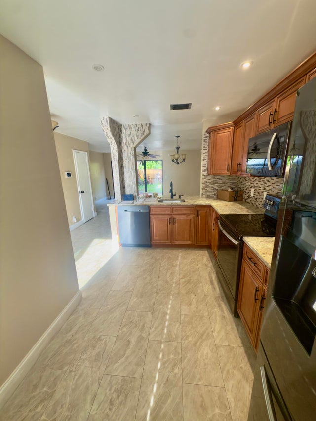 4 of 21 - 799 Hill Dr #f, West Palm Beach, FL