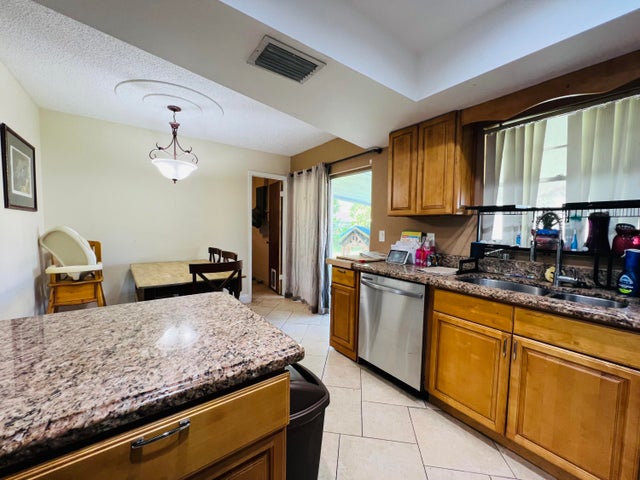 5 of 22 - 857 Scott Dr, West Palm Beach, FL
