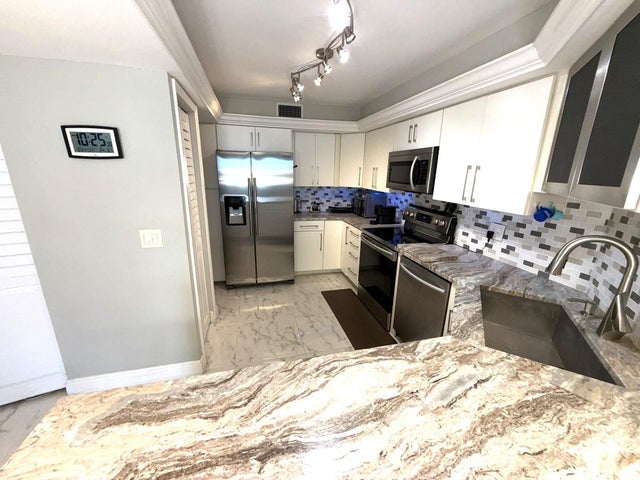 4 of 65 - 2425 Presidential Way #1804, West Palm Beach, FL