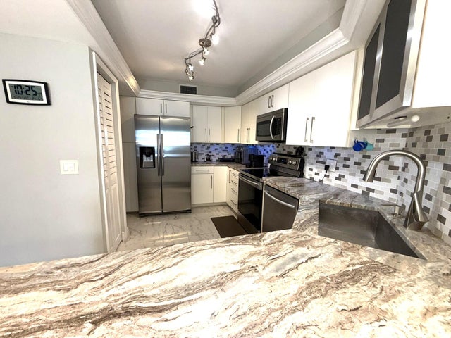 5 of 65 - 2425 Presidential Way #1804, West Palm Beach, FL