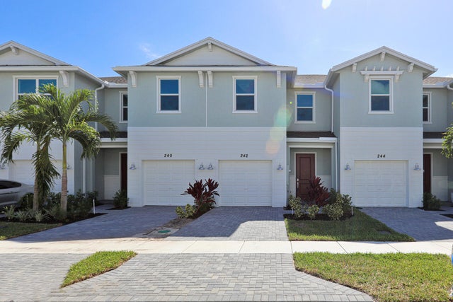 1 of 28 - 242 Se Woodbark St, Port Saint Lucie, FL