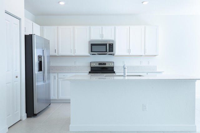 4 of 28 - 242 Se Woodbark St, Port Saint Lucie, FL