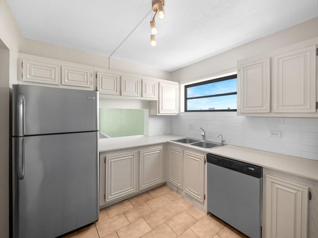 4 of 25 - 4800 Bayview Drive #606, Fort Lauderdale, FL