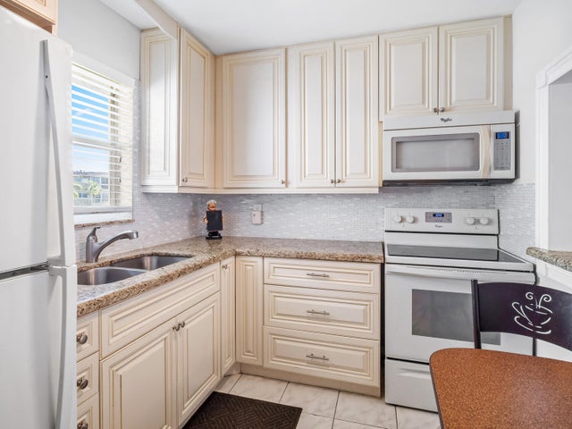 1 of 27 - 715 Lori Drive #213, Palm Springs, FL