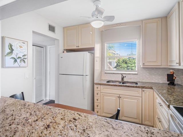 3 of 27 - 715 Lori Drive #213, Palm Springs, FL