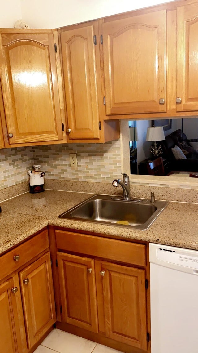 4 of 9 - 3000 Nw 48th Ter #422, Lauderdale Lakes, FL