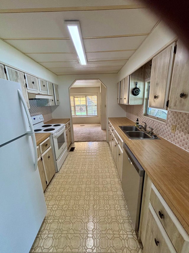 3 of 12 - 4 E Caribbean, Port Saint Lucie, FL