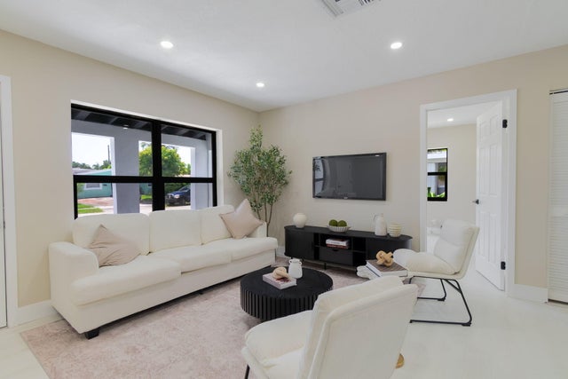 2 of 33 - 5409 Ne 4th Avenue, Oakland Park, FL