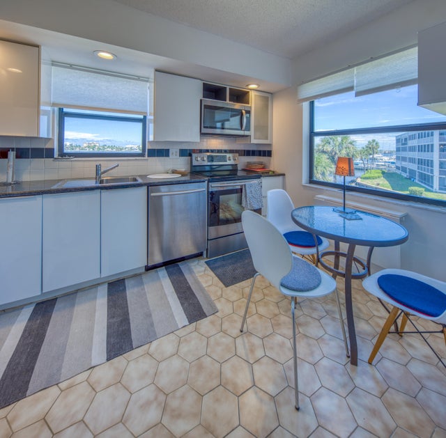 3 of 52 - 896 N Federal Highway #324, Lantana, FL