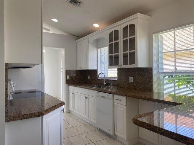 4 of 21 - 3830 Circle Lake Drive, West Palm Beach, FL