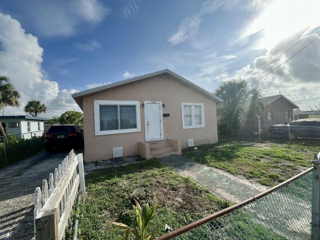 1 of 16 - 628 W 7th Street, Riviera Beach, FL