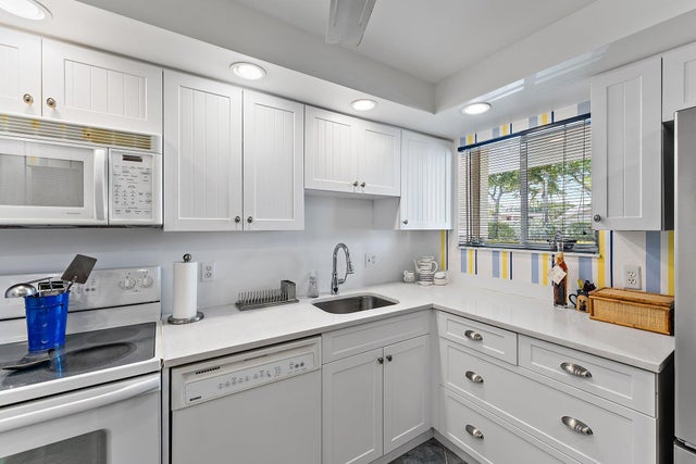 3 of 18 - 3186 Via Poinciana #111, Lake Worth, FL