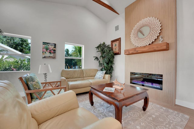 4 of 40 - 950 York Street, West Palm Beach, FL