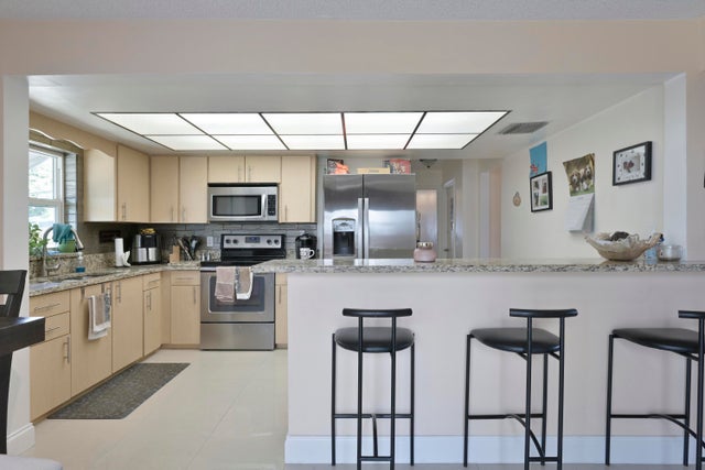 4 of 17 - 425 San Mateo Drive, Palm Springs, FL