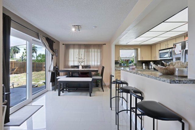 5 of 17 - 425 San Mateo Drive, Palm Springs, FL