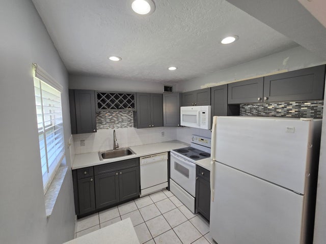 3 of 27 - 89 Saxony B #b, Delray Beach, FL