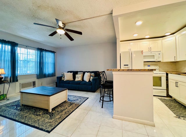 5 of 16 - 399 Sheffield Q, West Palm Beach, FL