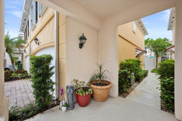 2 of 27 - 11 Live Oak Circle #11, Tequesta, FL