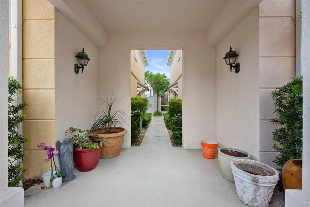 3 of 27 - 11 Live Oak Circle #11, Tequesta, FL