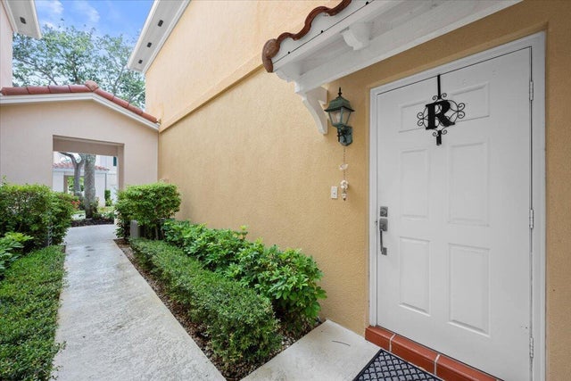 4 of 27 - 11 Live Oak Circle #11, Tequesta, FL