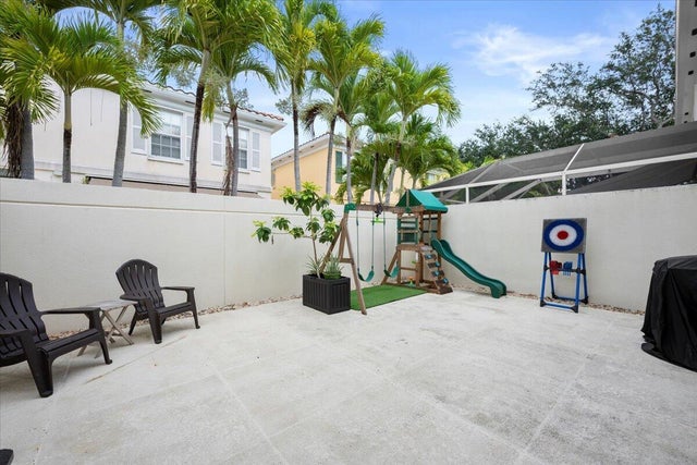 5 of 27 - 11 Live Oak Circle #11, Tequesta, FL