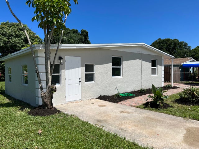 2 of 17 - 4620 39th Avenue, Vero Beach, FL