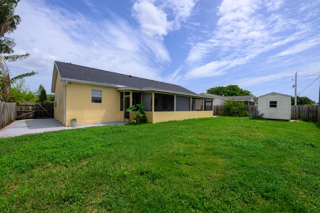 2 of 39 - 1868 Se Monroe Street, Stuart, FL