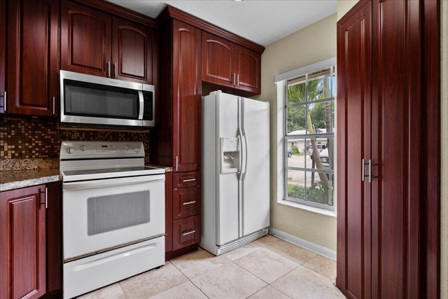 2 of 32 - 374 Bennington Lane, Lake Worth, FL