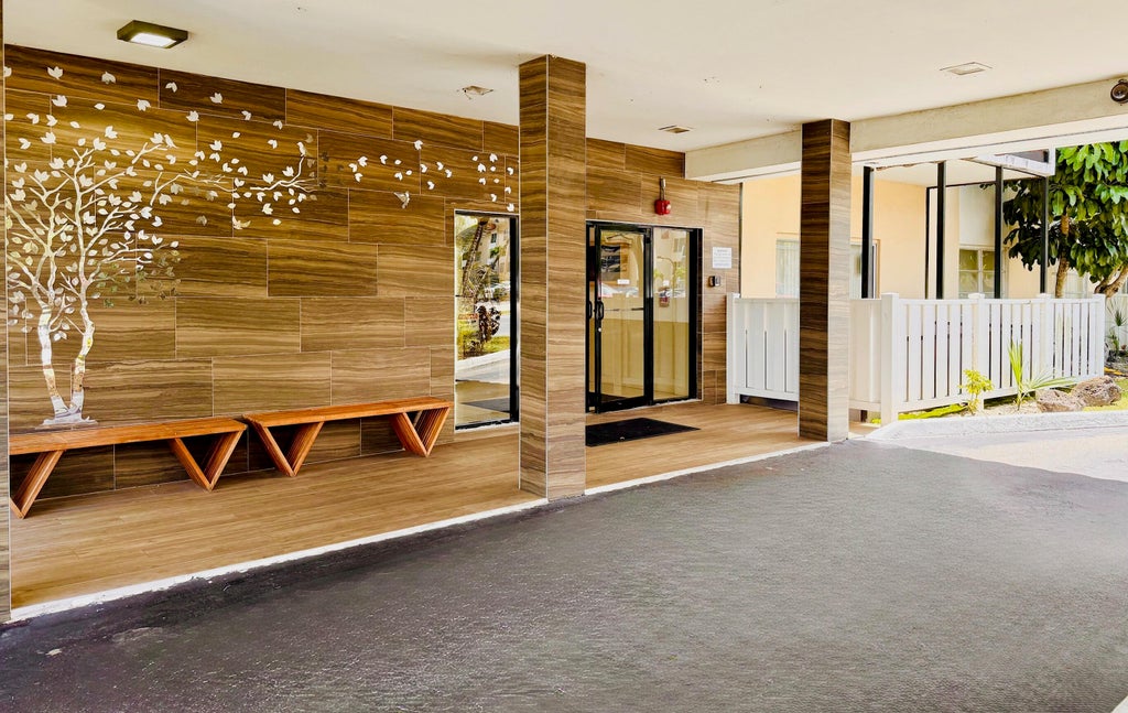 4164 Inverrary Dr #404, Lauderhill